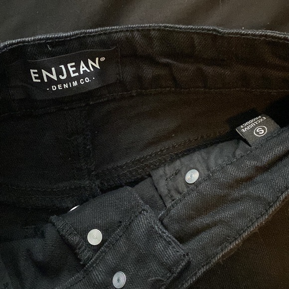 Black high waisted distressed shorts - Picture 3 of 4